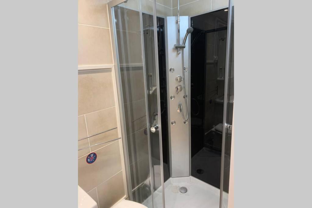 Joli Studio Tout Confort Avec Toutes Commodites Vaulx-en-Velin Buitenkant foto