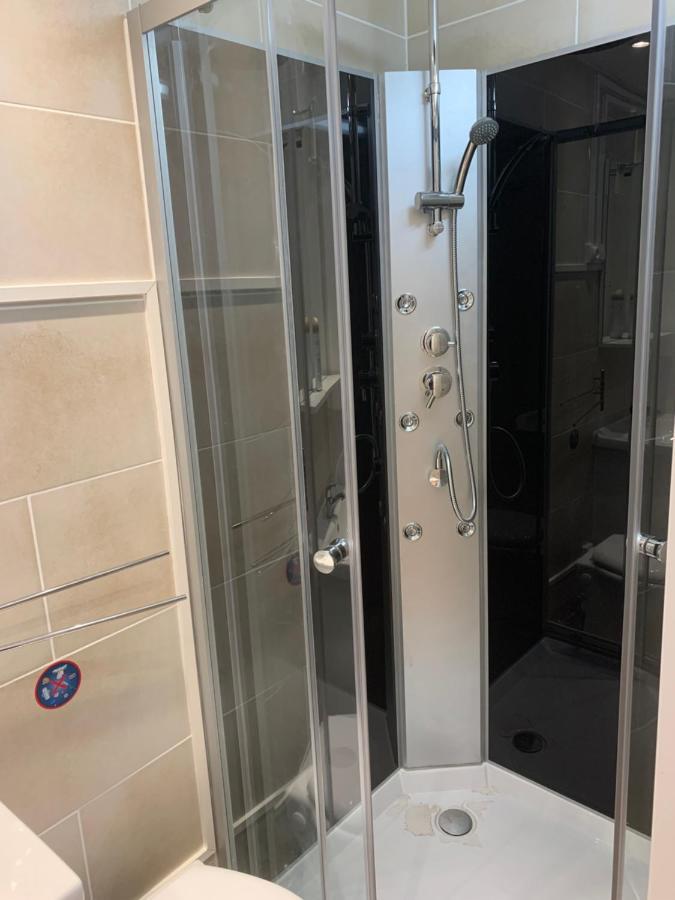 Joli Studio Tout Confort Avec Toutes Commodites Vaulx-en-Velin Buitenkant foto
